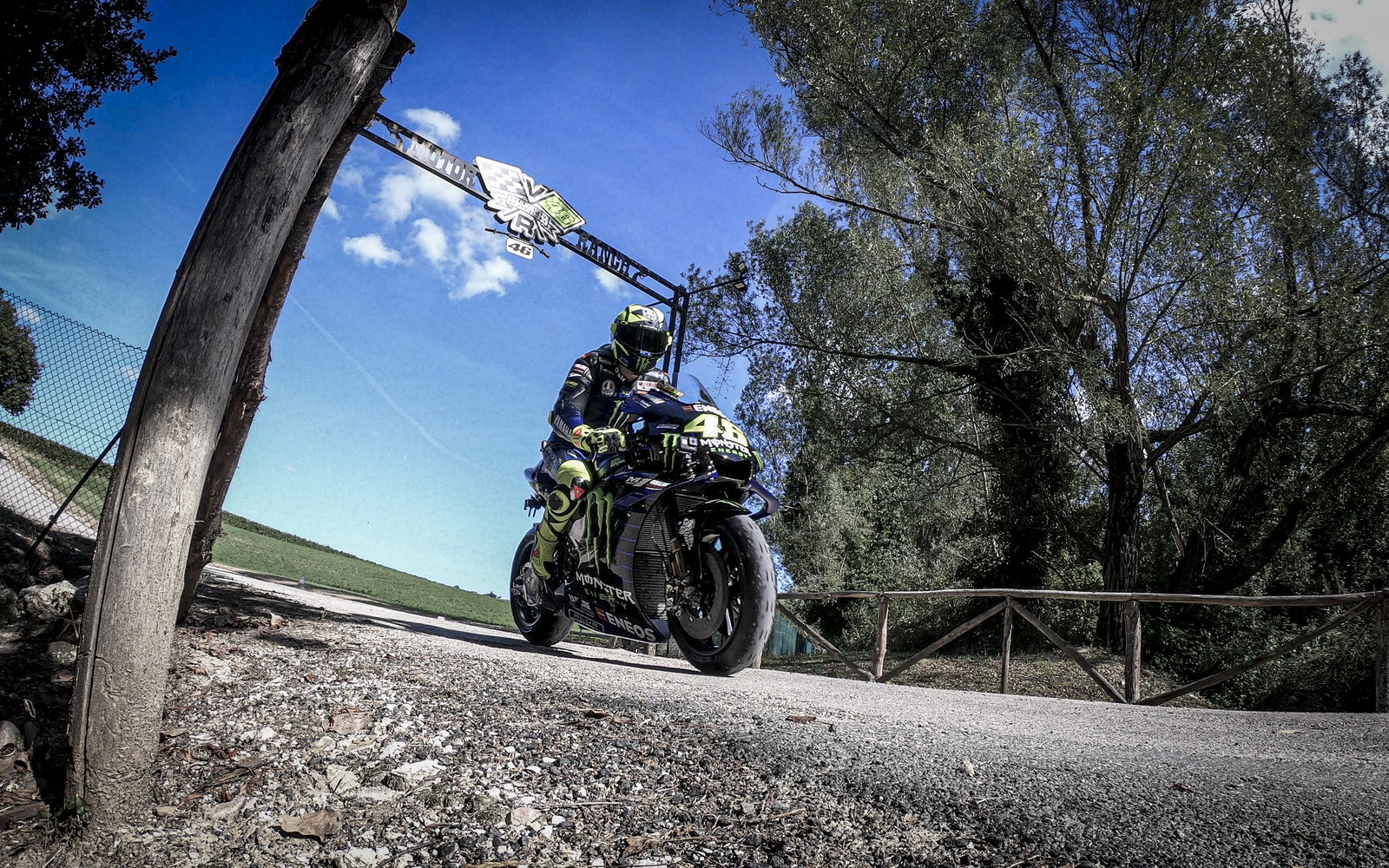 Valentino Rossi mengendarai motor MotoGP dari Tavullia ke Misano!