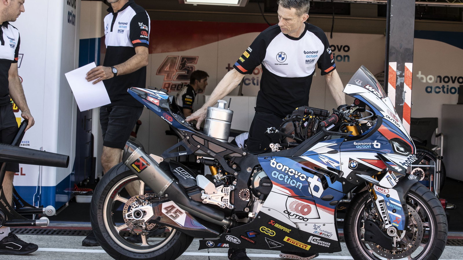 Bonovo action BMW team