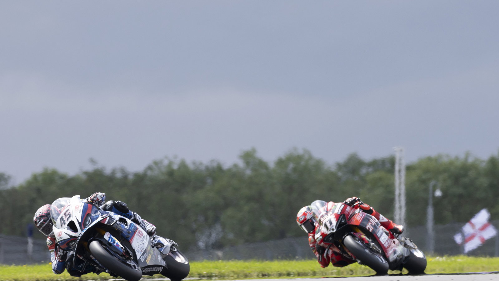 Scott Redding leads Nicolo Bulega, 2024 UK WorldSBK. Credit: Gold and Goose.