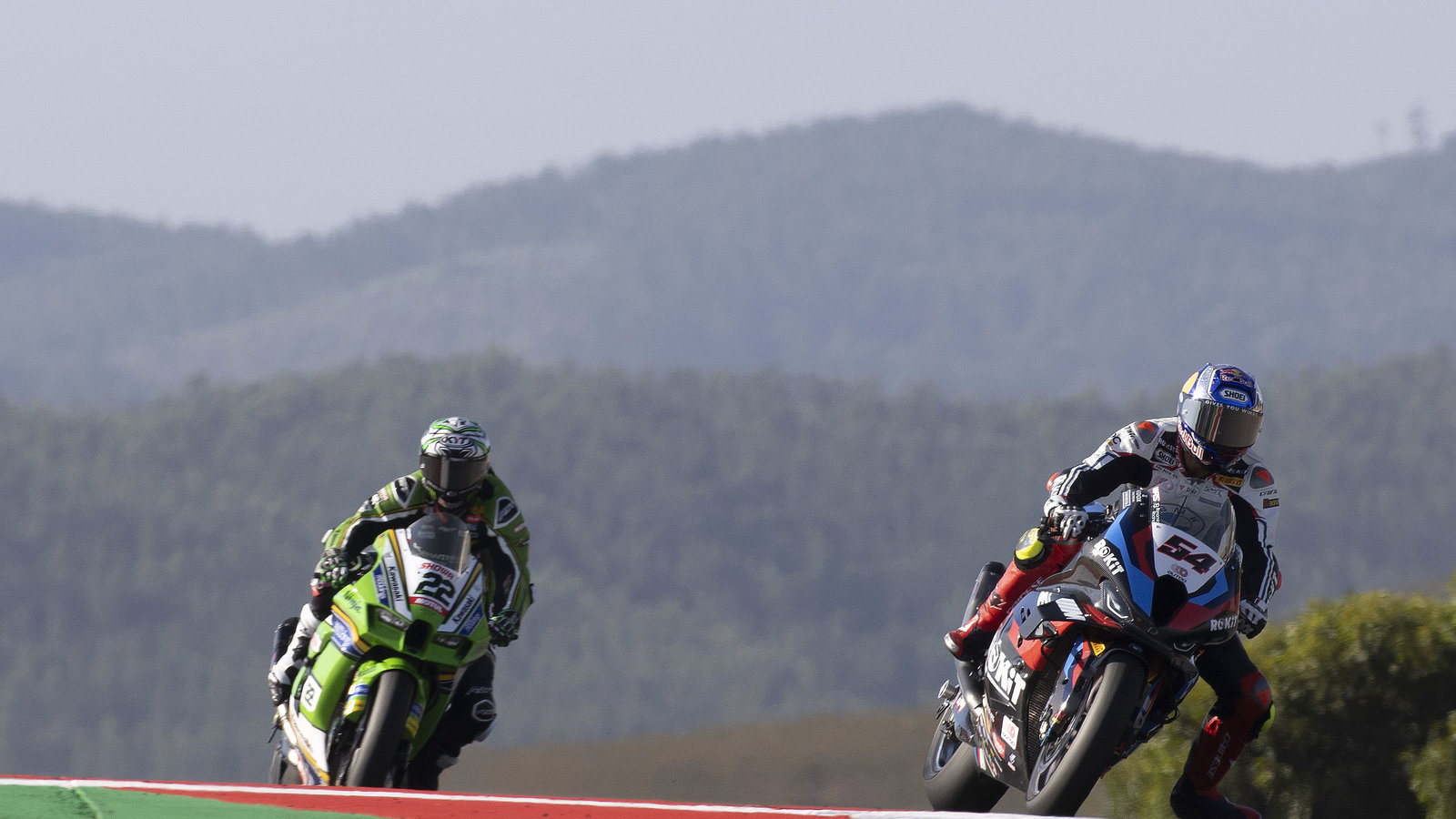 Toprak Razgatlioglu leads Alex Lowes, 2024 Portuguese WorldSBK. Credit: Gold and Goose.