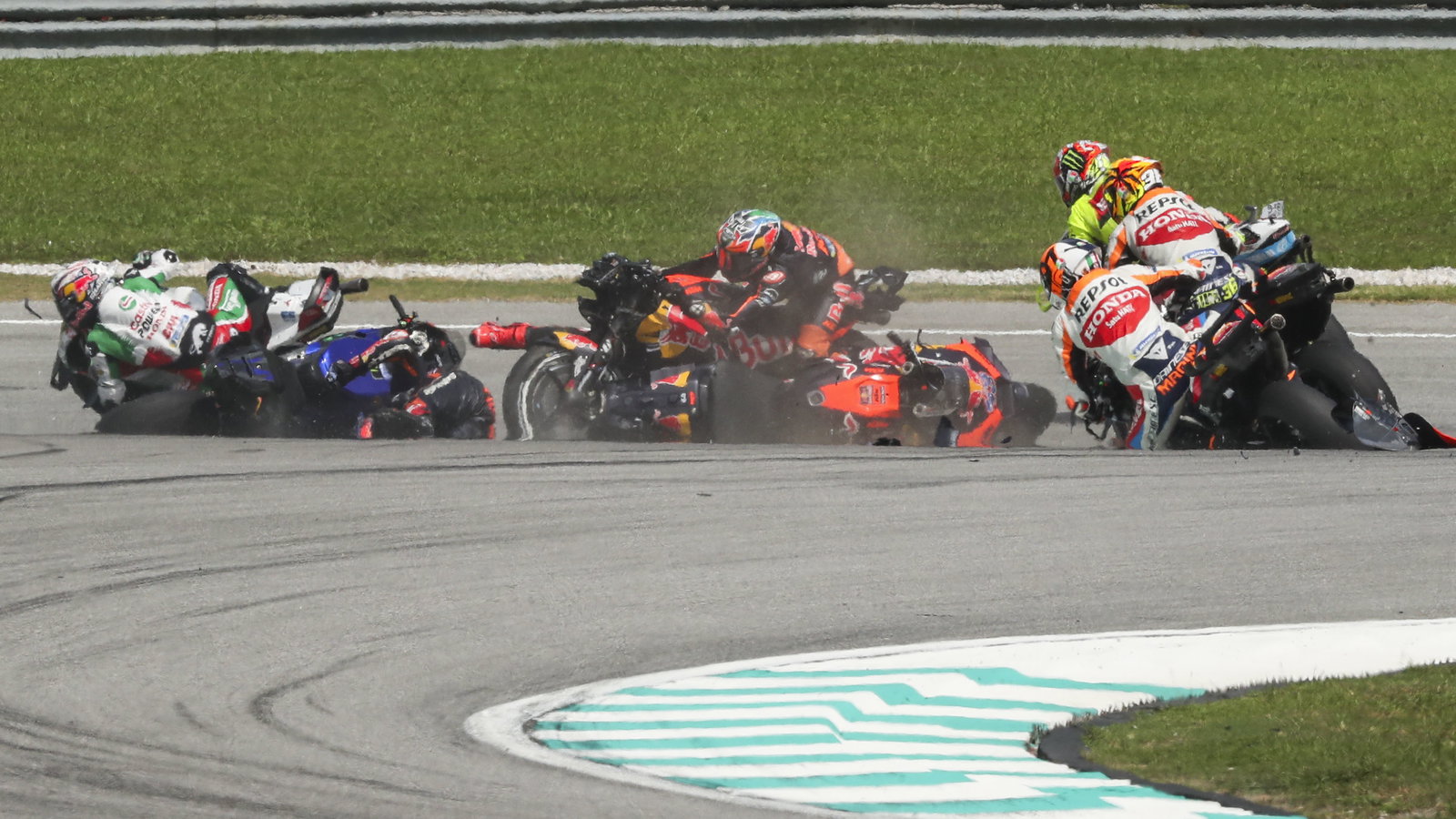 2024 Malaysian MotoGP crash, lap 1. Credit: Gold and Goose.