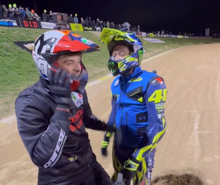 VALENTINO レース リボン イエロー ボルドー ワンピース M~Lサイズ Valentino Rossi crashes, finishes on podium, in Americana at 2025