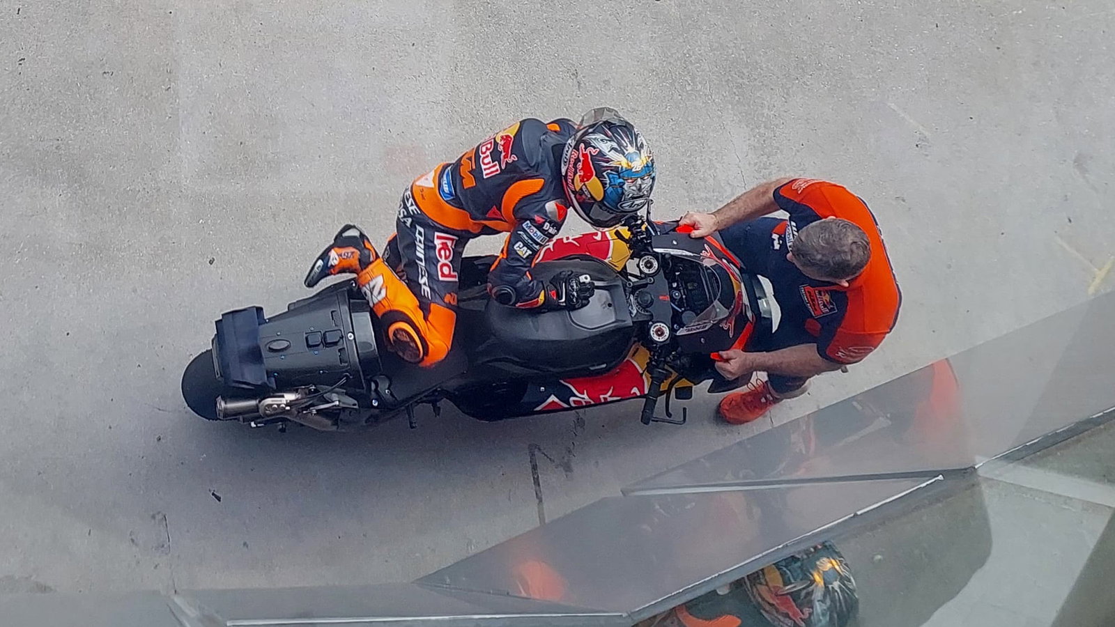 Dani Pedrosa springs surprise by switching leathers manufacturer 