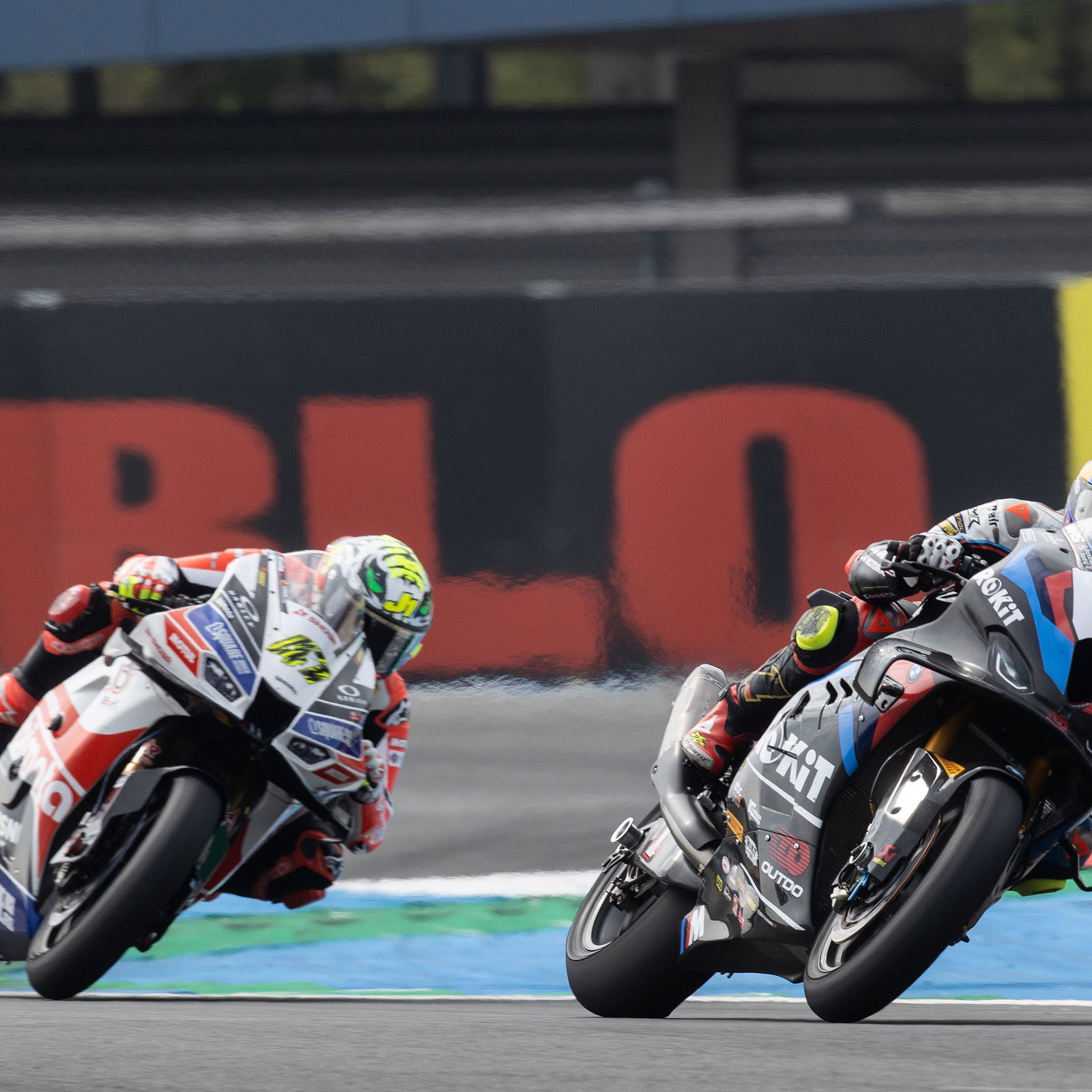Toprak Razgatlioglu, Axel Bassani, 2025 Dutch WorldSBK. Credit: Gold and Goose.