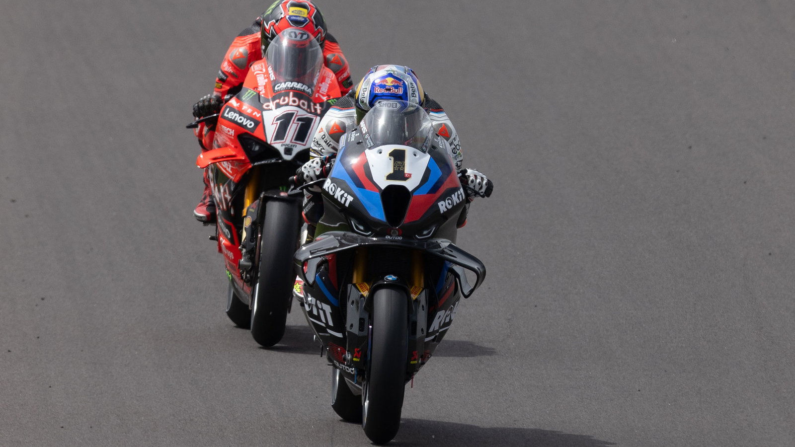 Toprak Razgatlioglu leads Nicolo Bulega, 2025 Italian WorldSBK. Credit: Gold and Goose.