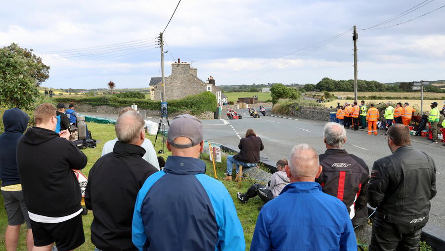Fans watch Southern 100 practice. Credit: Pacemaker Press.