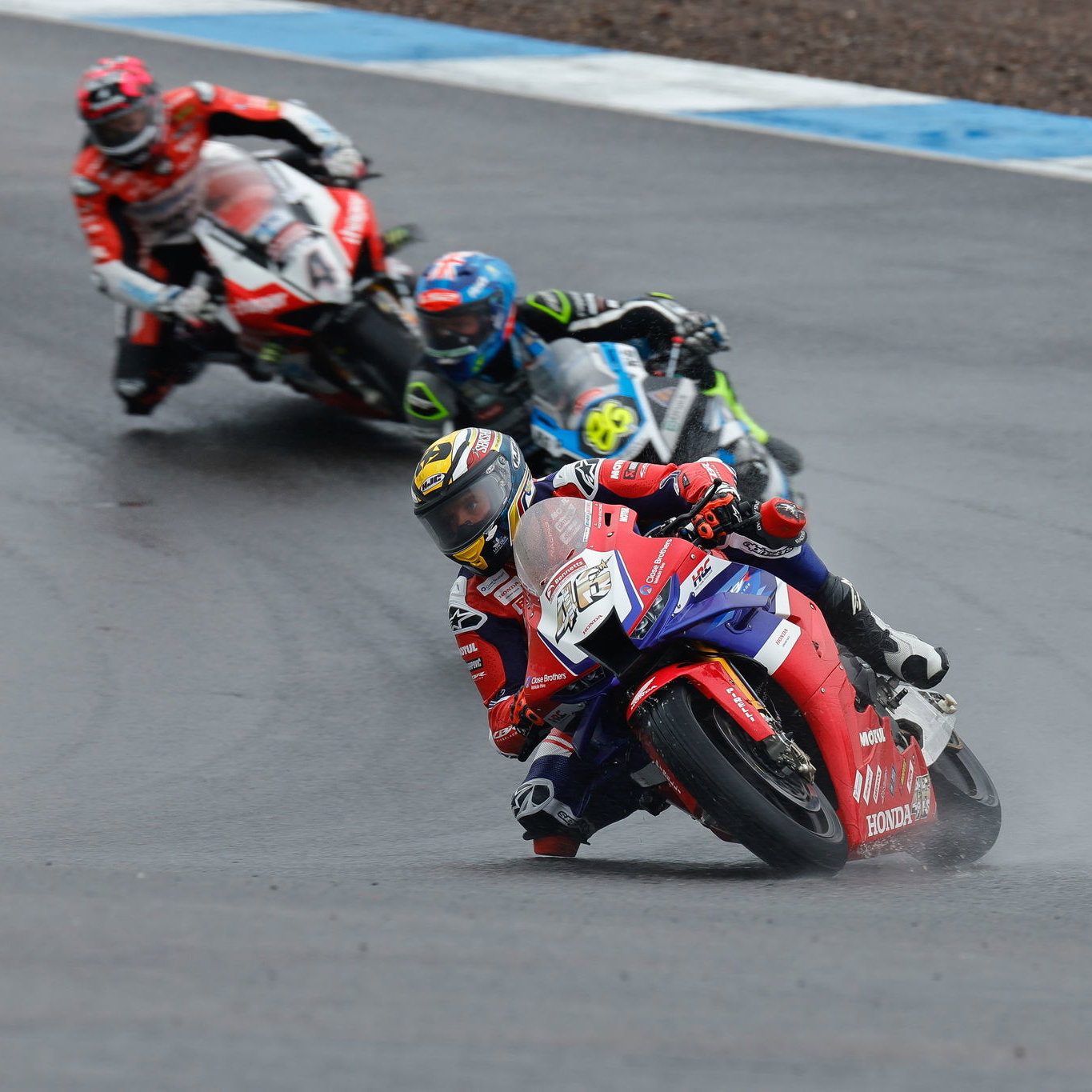 Tommy Bridewell leads Charlie Nesbitt, Scott Redding, 2025 Knockhill BSB. Credit: Ian Hopgood Photography.