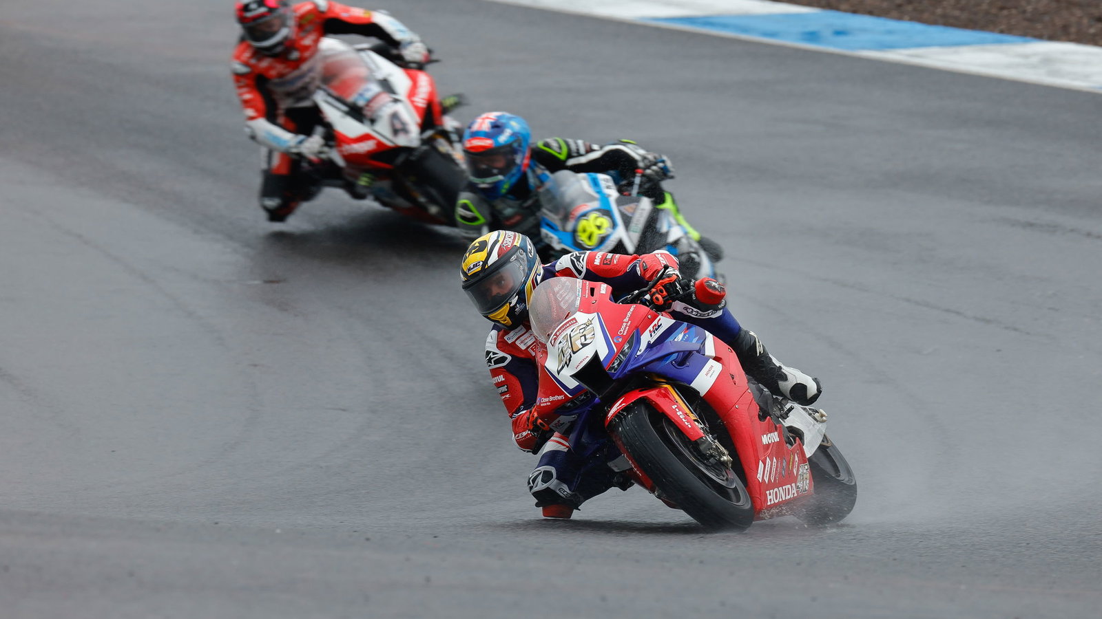 Tommy Bridewell leads Charlie Nesbitt, Scott Redding, 2025 Knockhill BSB. Credit: Ian Hopgood Photography.