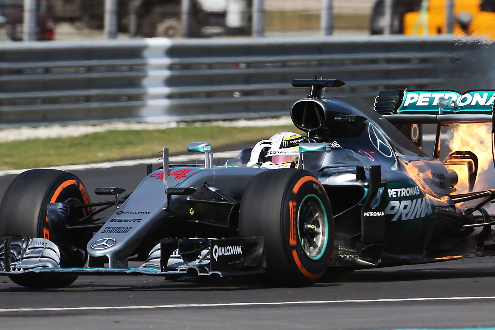 Lewis Hamilton retires from the lead in Malaysia 2016