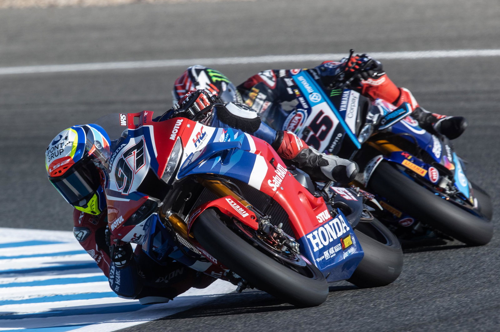 Jonathan Rea follows the Honda of Xavi Vierge.