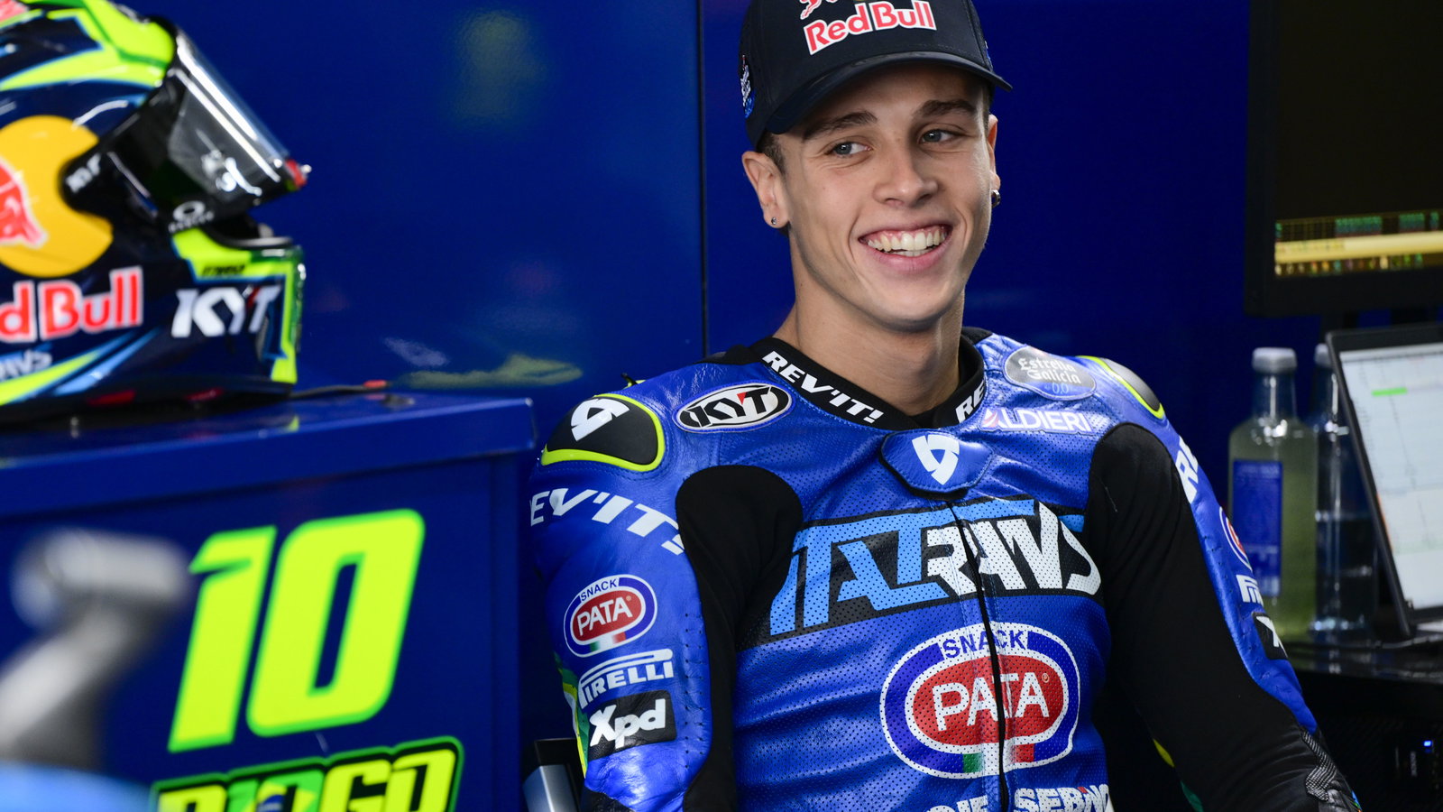 Diogo Moreira, 2025 Moto2 Valencia Grand Prix, pit box. Credit: Gold and Goose.