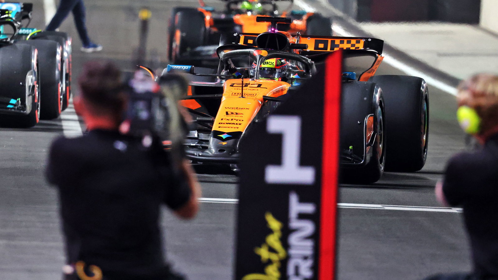 Piastri starts on pole