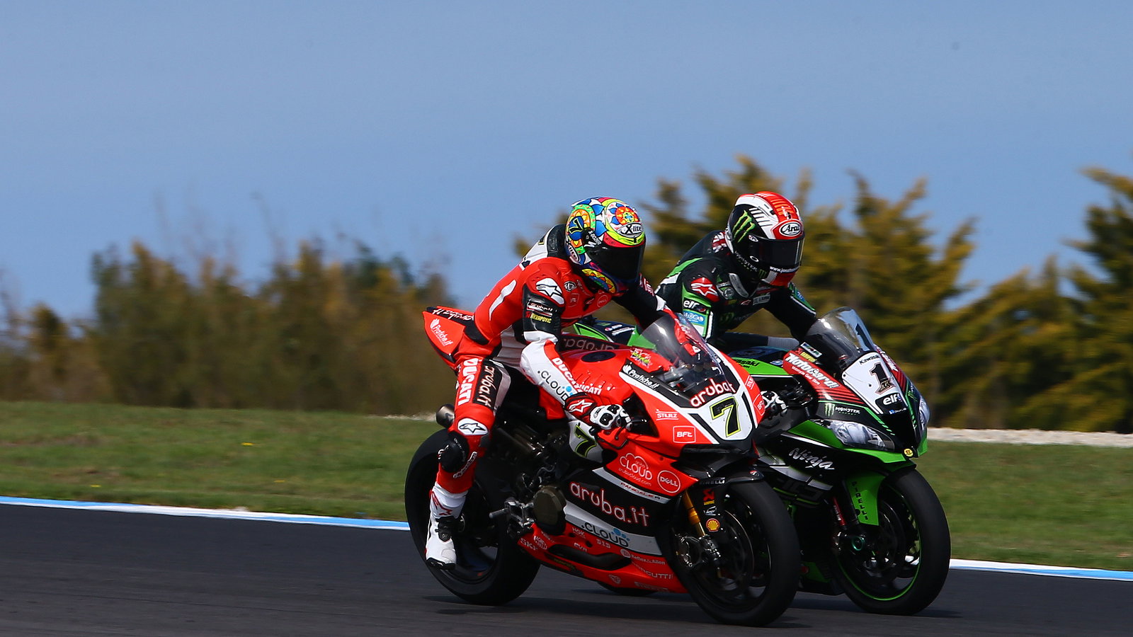 Chaz Davies passes Jonathan Rea, 2016 Australian WorldSBK. Credit: Gold and Goose.