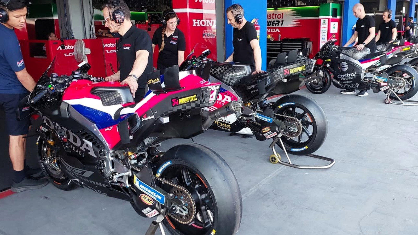 Hondas in pitlane at the 2026 Buriram MotoGP test.