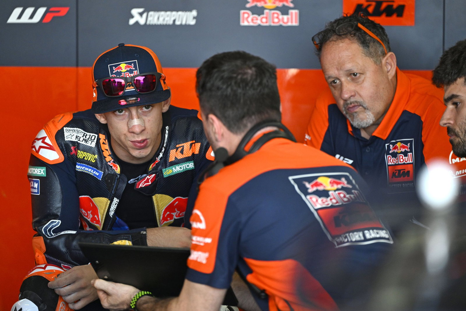 Pedro Acosta, Paul Trevathan, 2026 MotoGP Thai Grand Prix, pit box. Credit: Gold and Goose.