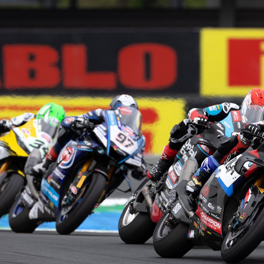 MacKenzie chases Oliveira, 2026 Dutch WorldSBK round at Assen.
