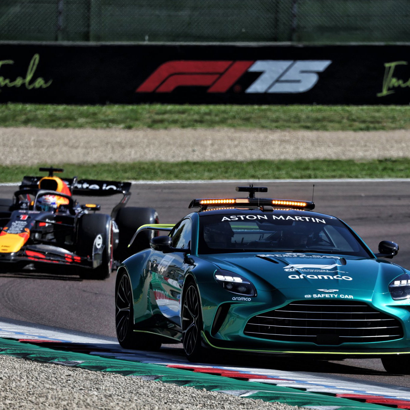 Verstappen follows the F1 Safety Car
