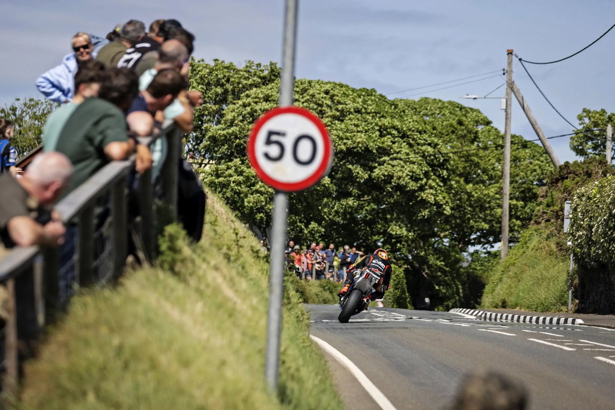2026 Isle of Man TT: Eight spectators, one rider injured in serious