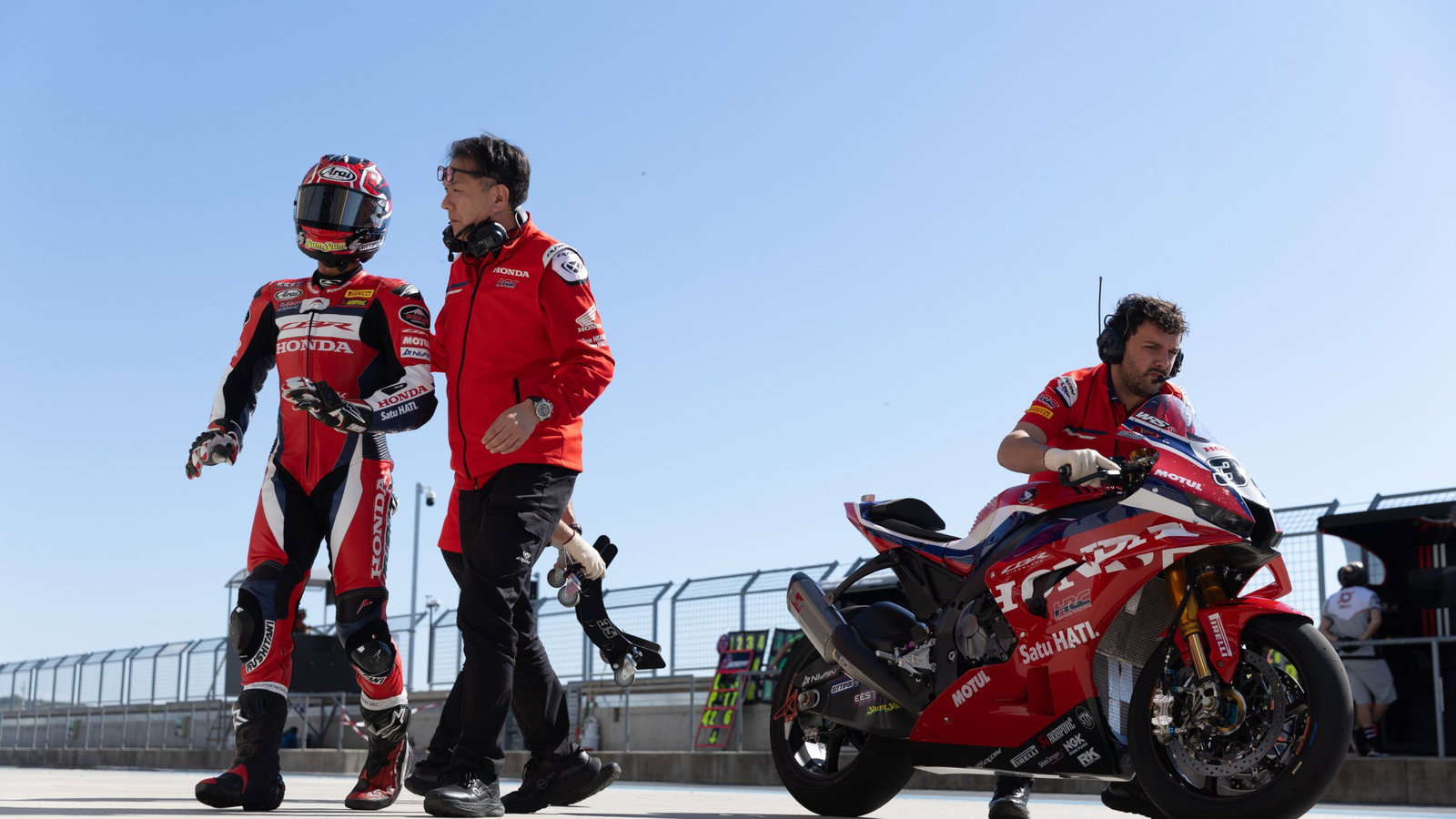 Somkiat Chantra, 2026 Hungarian WorldSBK, entering pits. Credit: Gold and Goose.