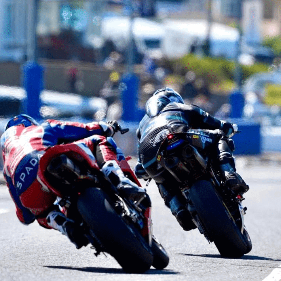 Dean Harrison chases Michael Dunlop, 2026 North West 200, Supersport. Credit: Scars Racing/Impact Images.