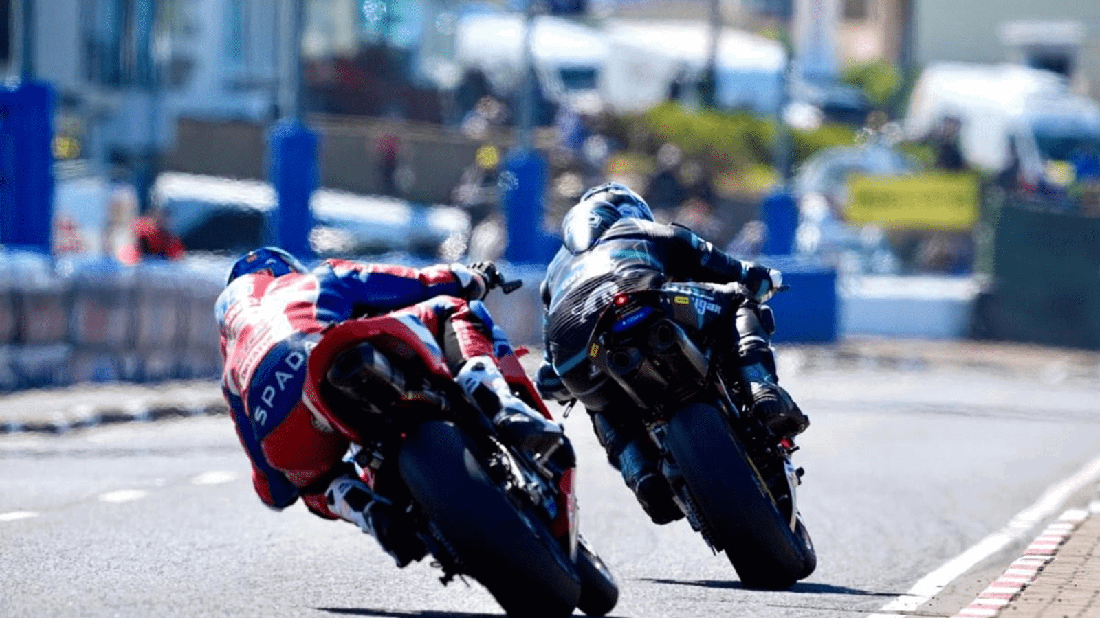 Dean Harrison chases Michael Dunlop, 2026 North West 200, Supersport. Credit: Scars Racing/Impact Images.