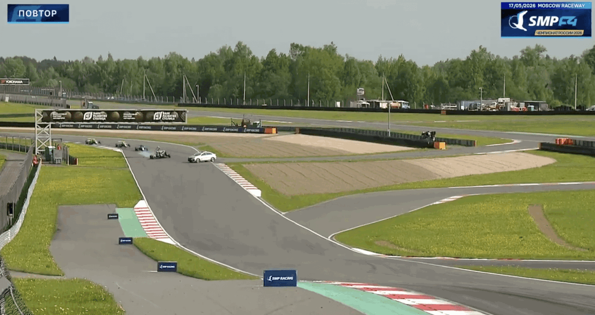 WATCH: Disaster narrowly avoided after safety car enters track in Russian F4 race