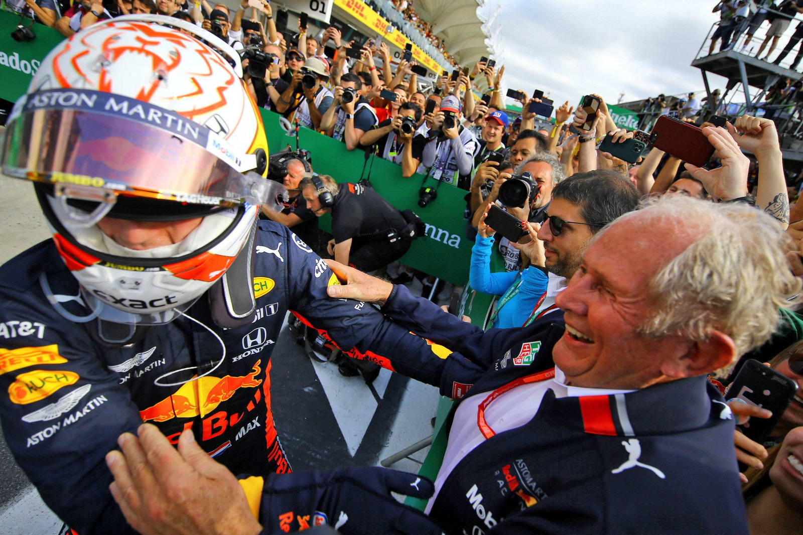Verstappen hugs Marko in parc ferme
