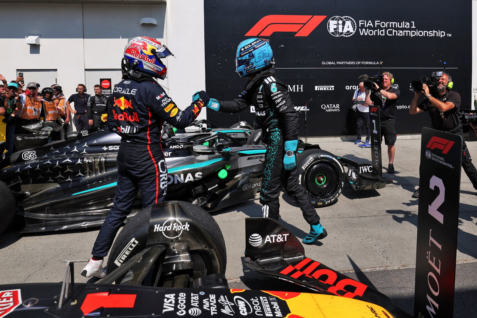 Russell and Verstappen shake hands in Canada