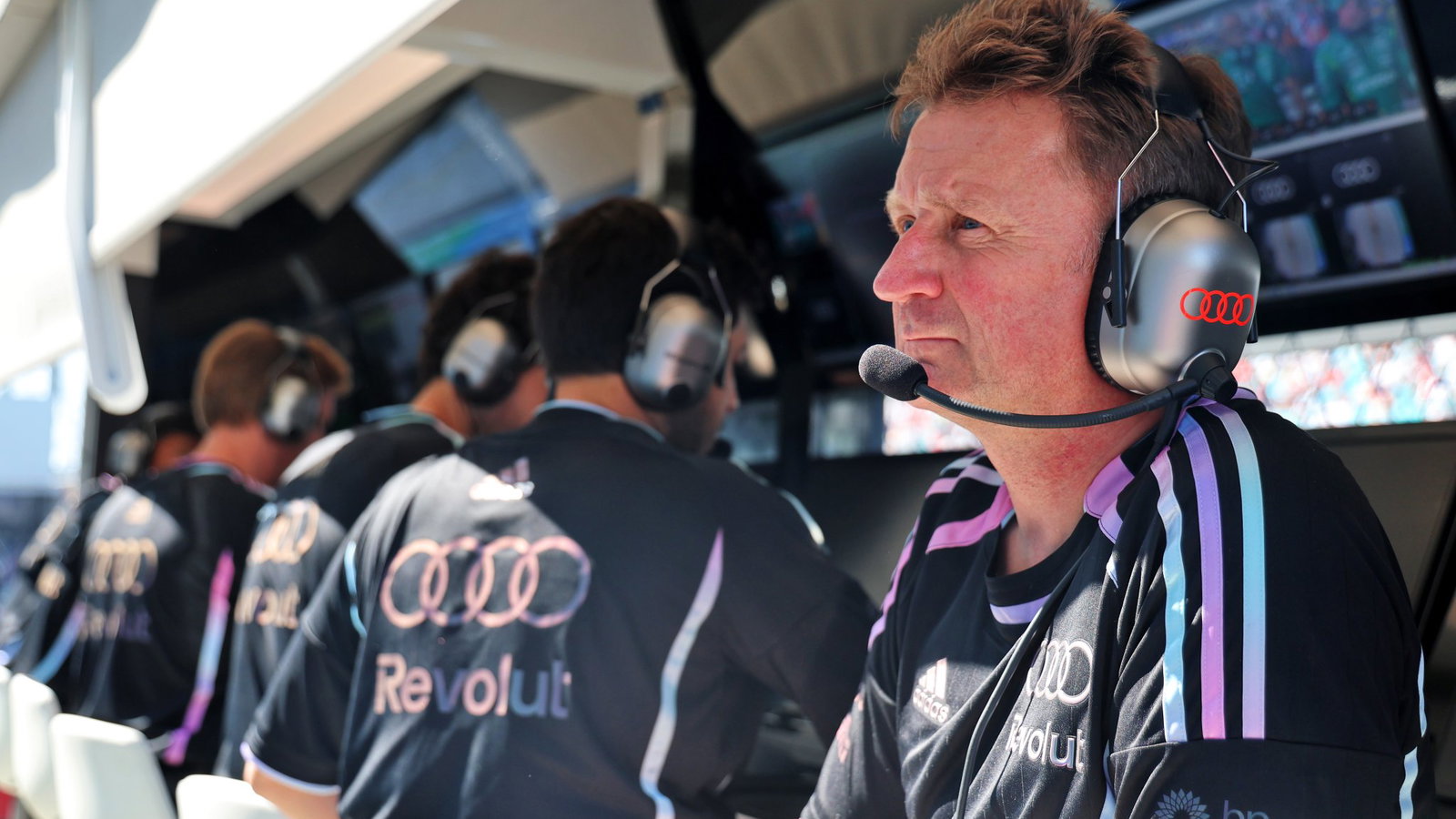 McNish on the Audi F1 pit wall