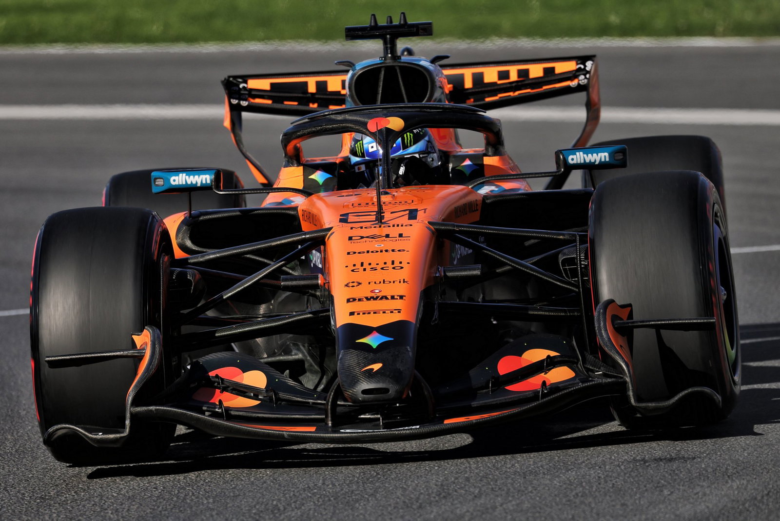Both McLarens used the old front wing for sprint qualifying