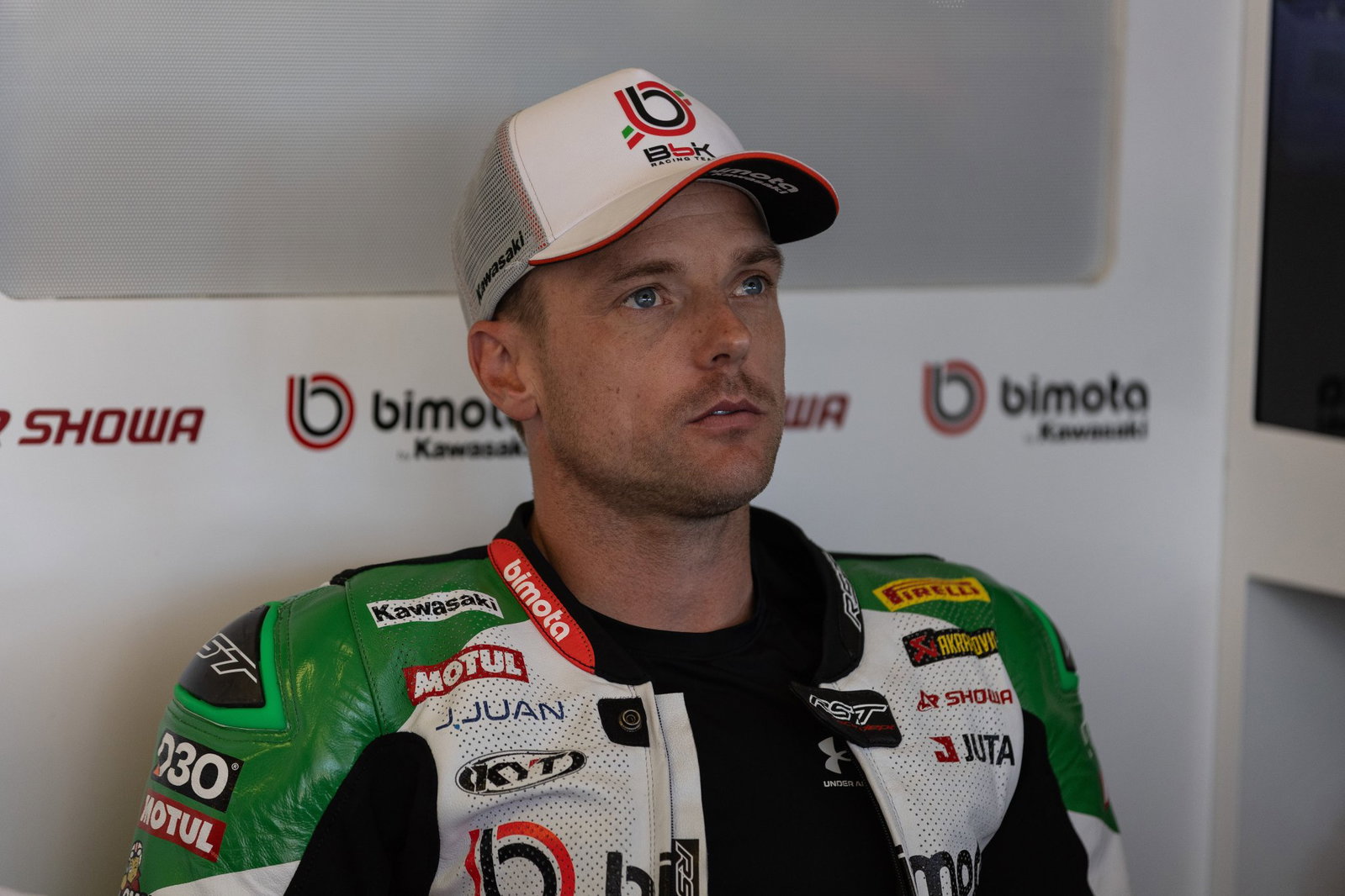 Alex Lowes, 2026 Emilia-Romagna WorldSBK, pit box. Credit: Gold and Goose.