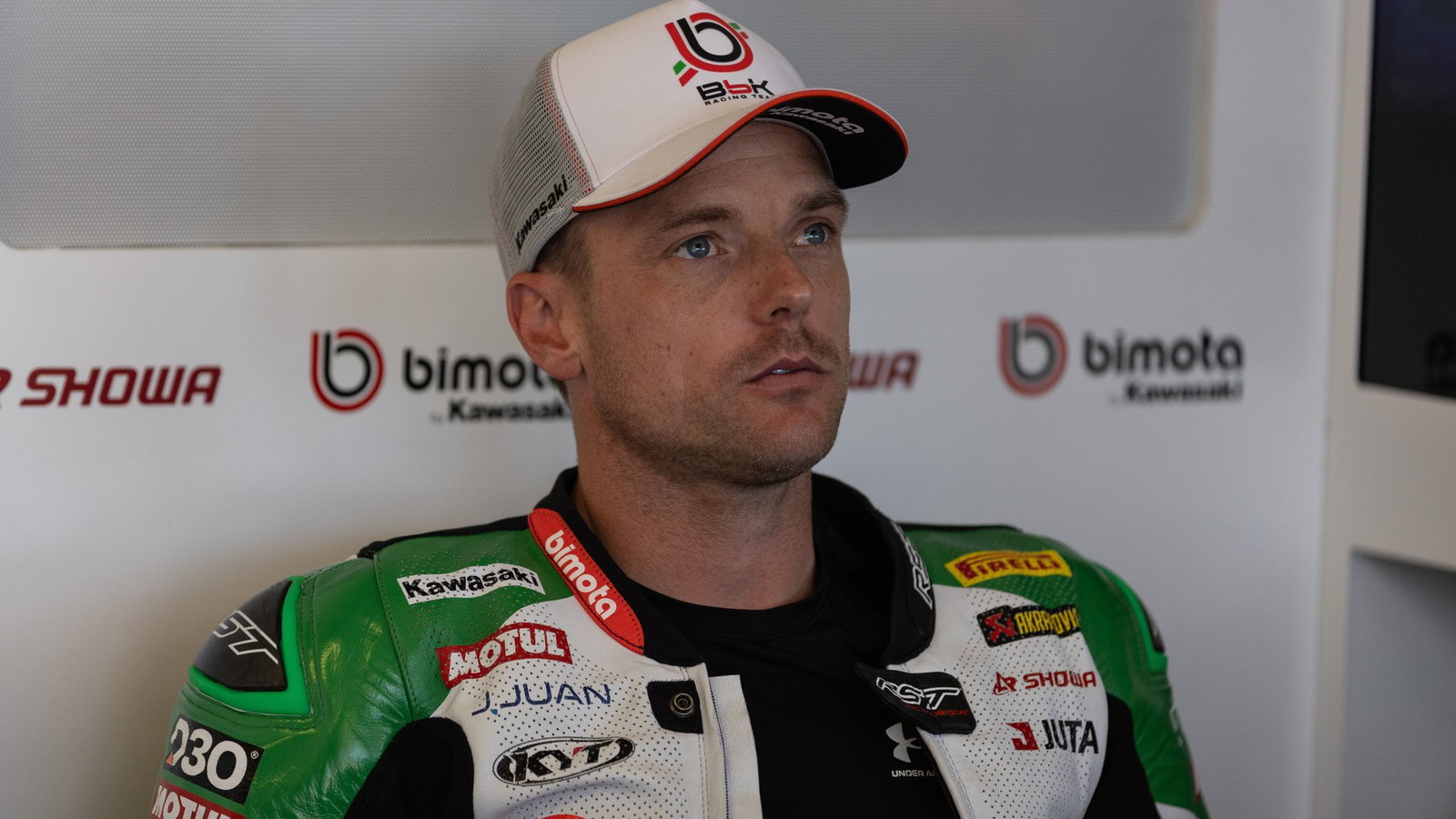 Alex Lowes, 2026 Emilia-Romagna WorldSBK, pit box. Credit: Gold and Goose.