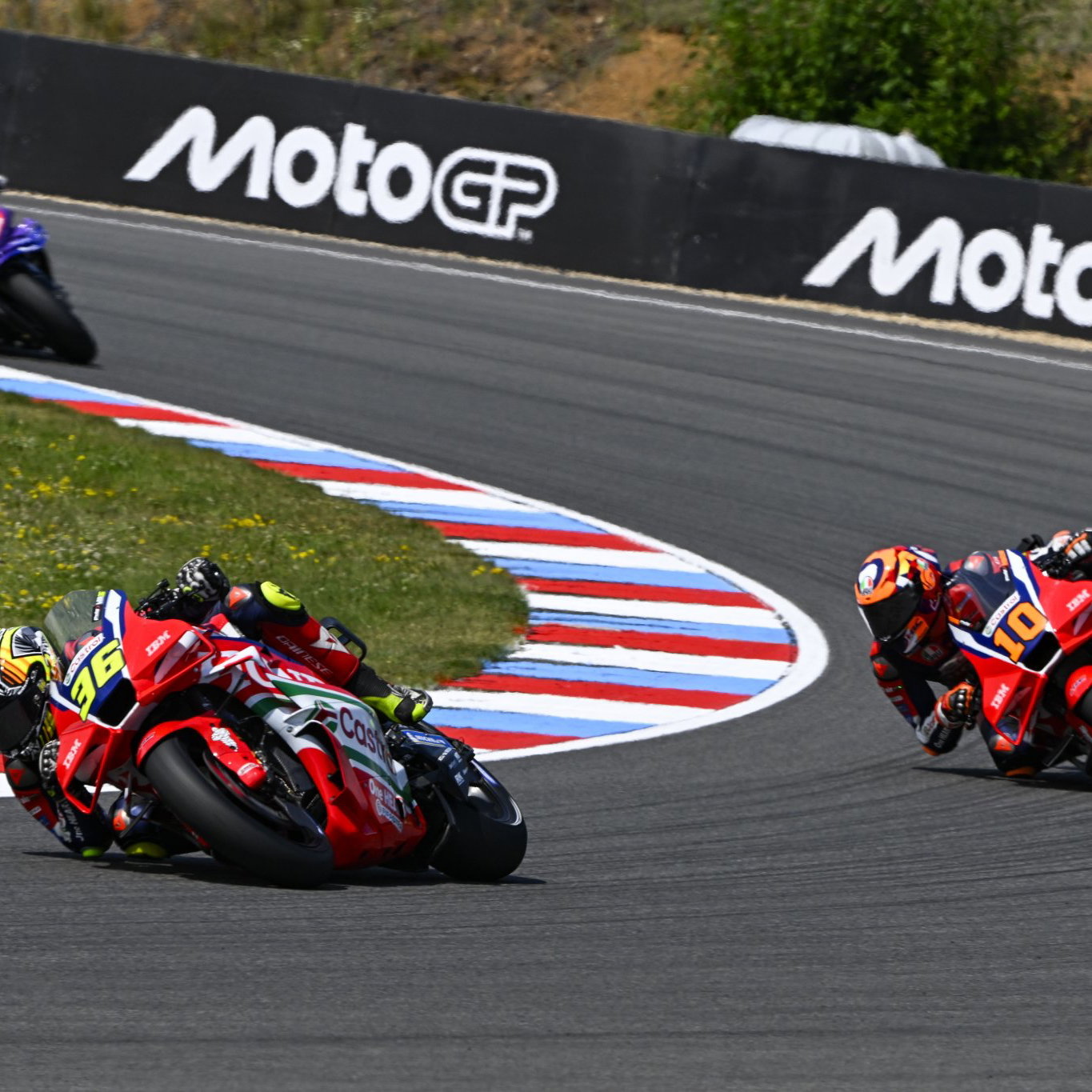 Joan Mir leads Luca Marini, 2026 MotoGP Czech Grand Prix, Sprint. Credit: Gold and Goose.