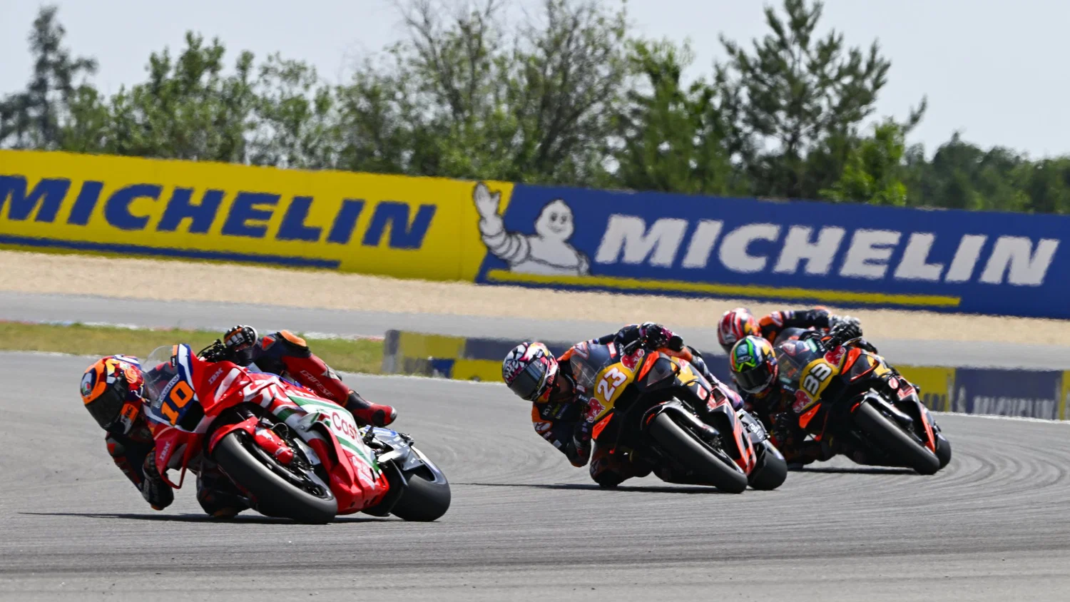 Luca Marini mène Enea Bastianini, Brad Binder, Maverick Vinales, Grand Prix MotoGP de République tchèque 2026 © Gold & Goose