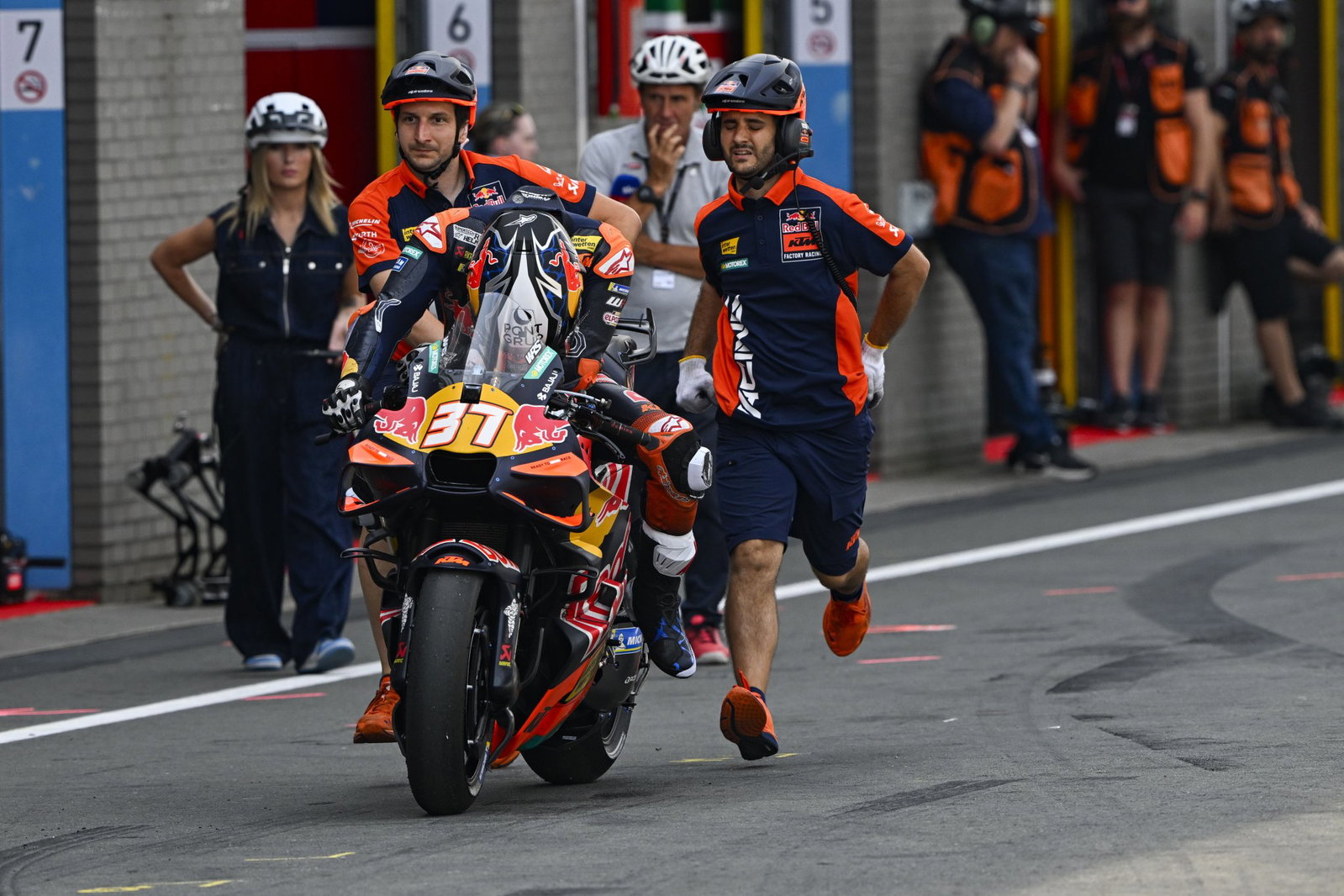 Pedro Acosta in pits with a tech problem, 2026 MotoGP Dutch Grand Prix. Credit: Gold and Goose.