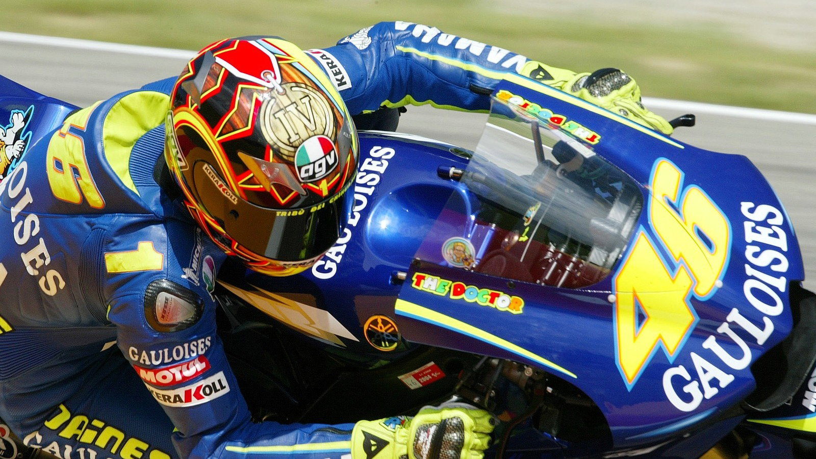 Valentino Rossi with 'wooden medal' helmet, 2004 Italian MotoGP.