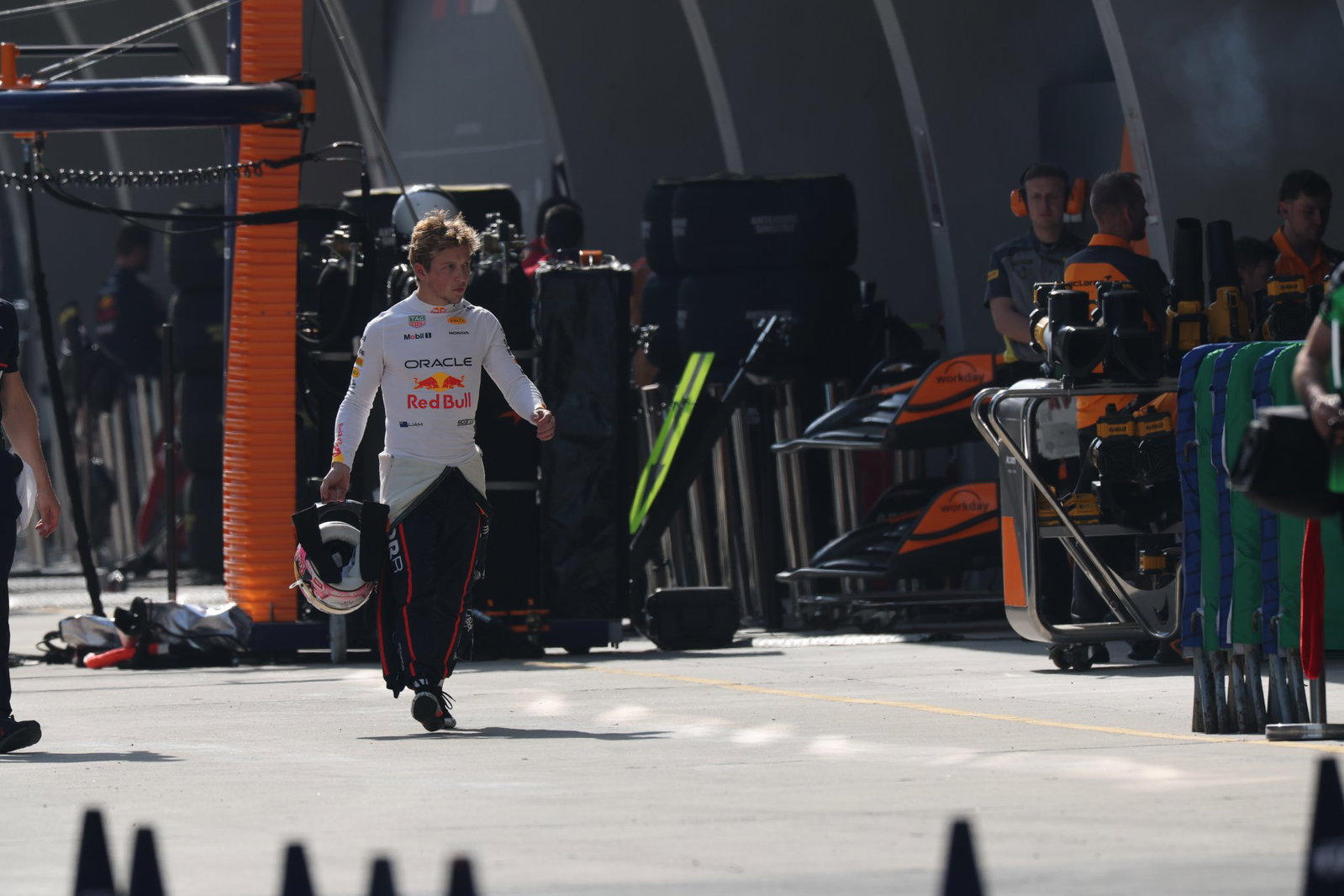 Lawson makes a lonely walk in China