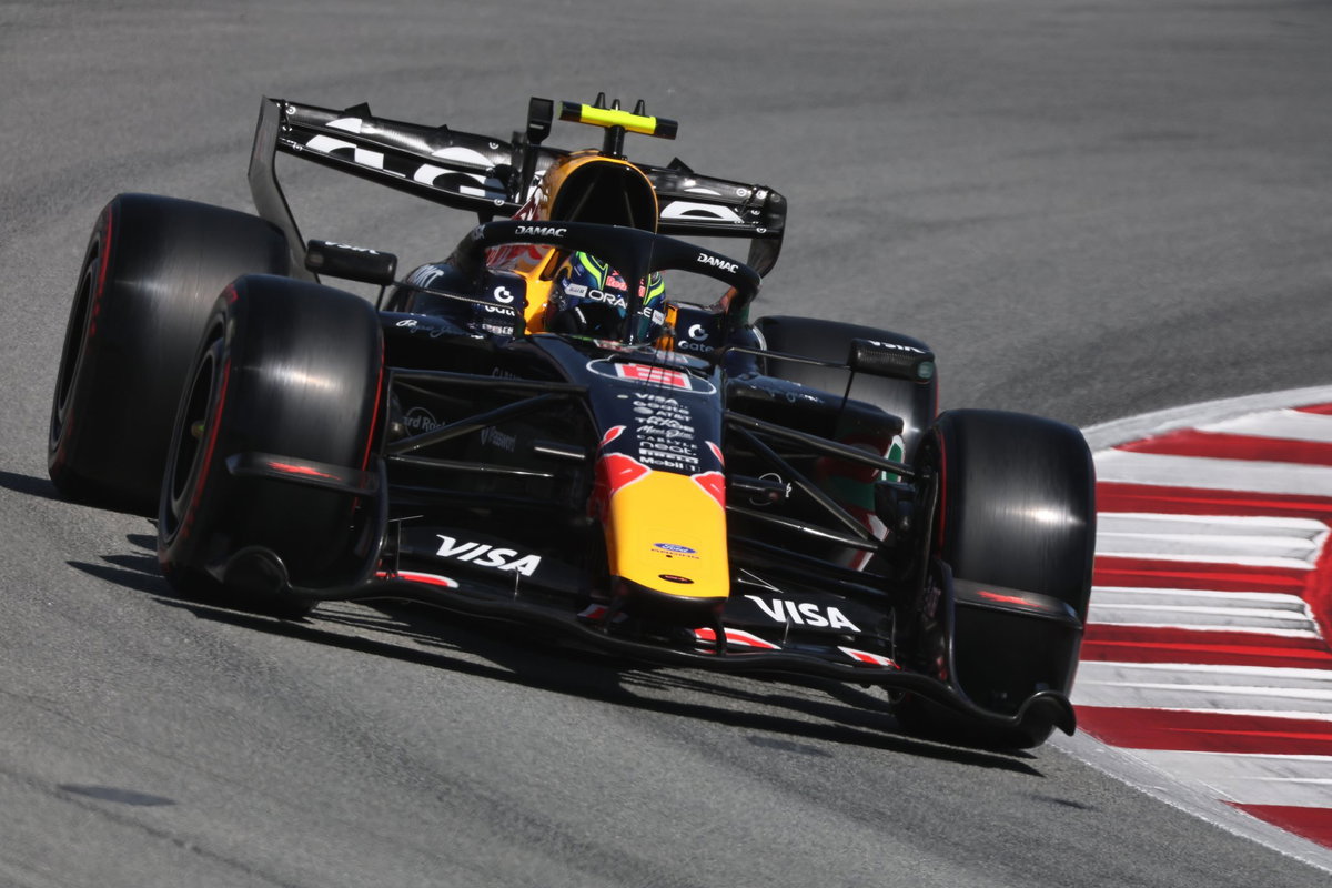 F1 Barcelona GP LIVE: Russell aims to close points gap from pole; Hamilton starts second