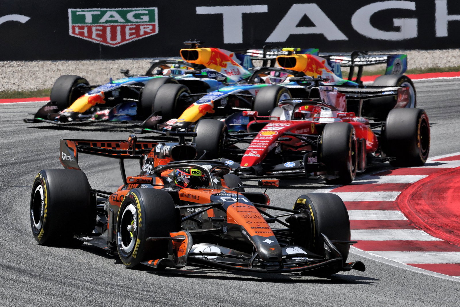 Piastri battles in Barcelona
