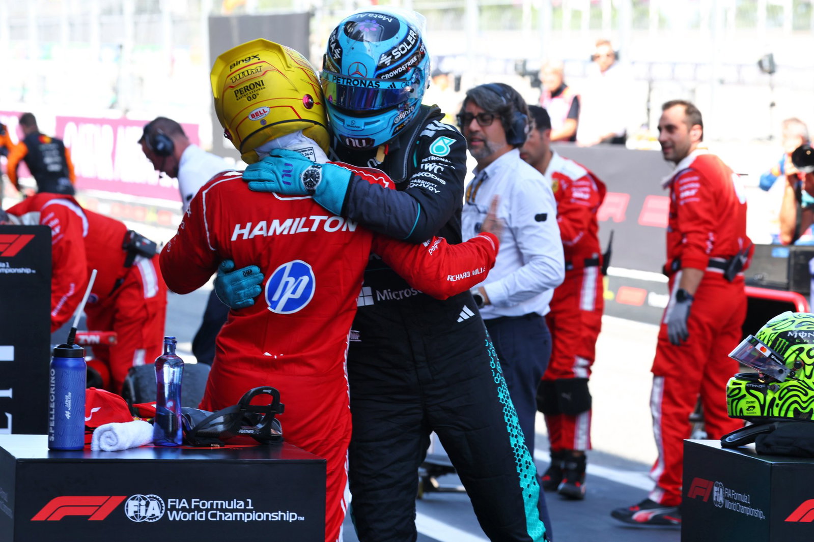 Russell felicita a Hamilton en el parque cerrado 