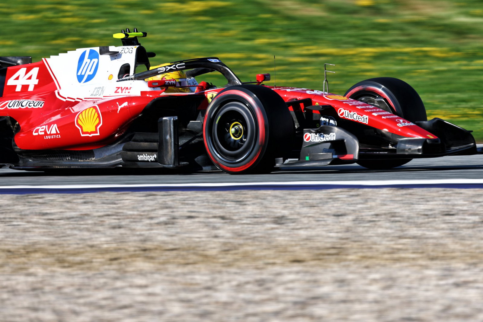 Hamilton and Ferrari closed up in final practice 