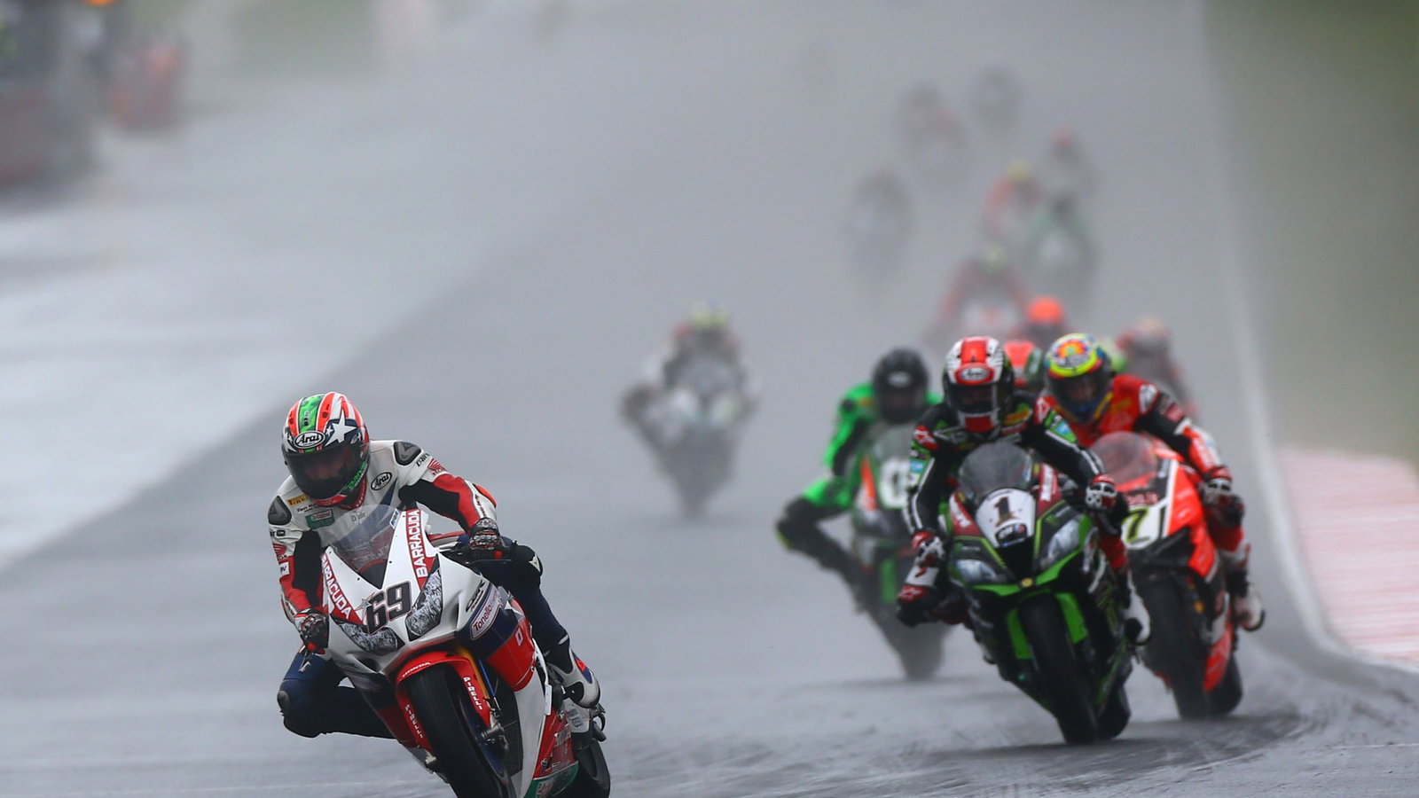 Nicky Hayden leads Jonathan Rea, 2016 Malaysian WorldSBK. Credit: Gold and Goose.