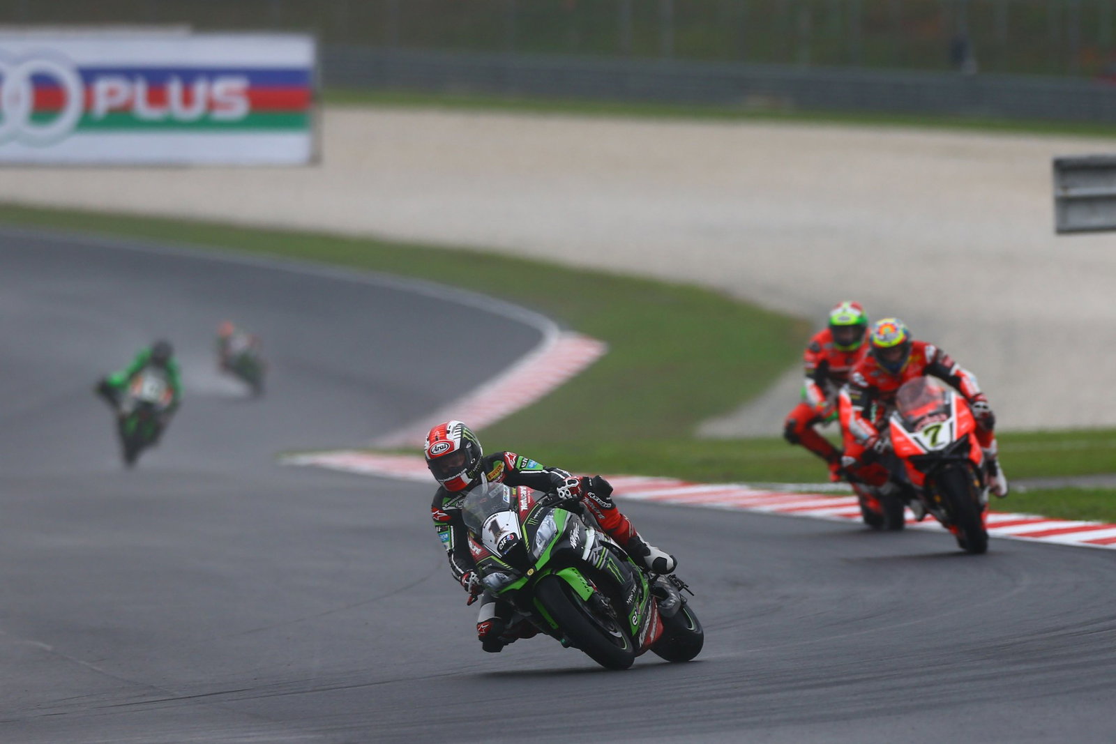 Jonathan Rea leads Chaz Davies, 2016 Malaysian WorldSBK. Credit: Gold and Goose.