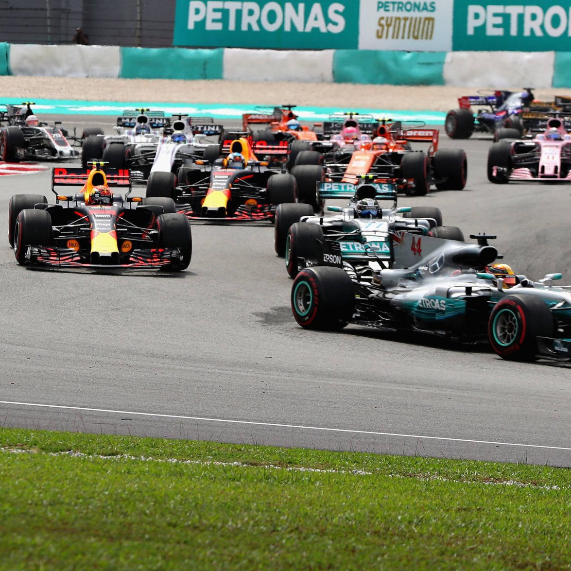 The start of the 2017 Malaysian Grand Prix