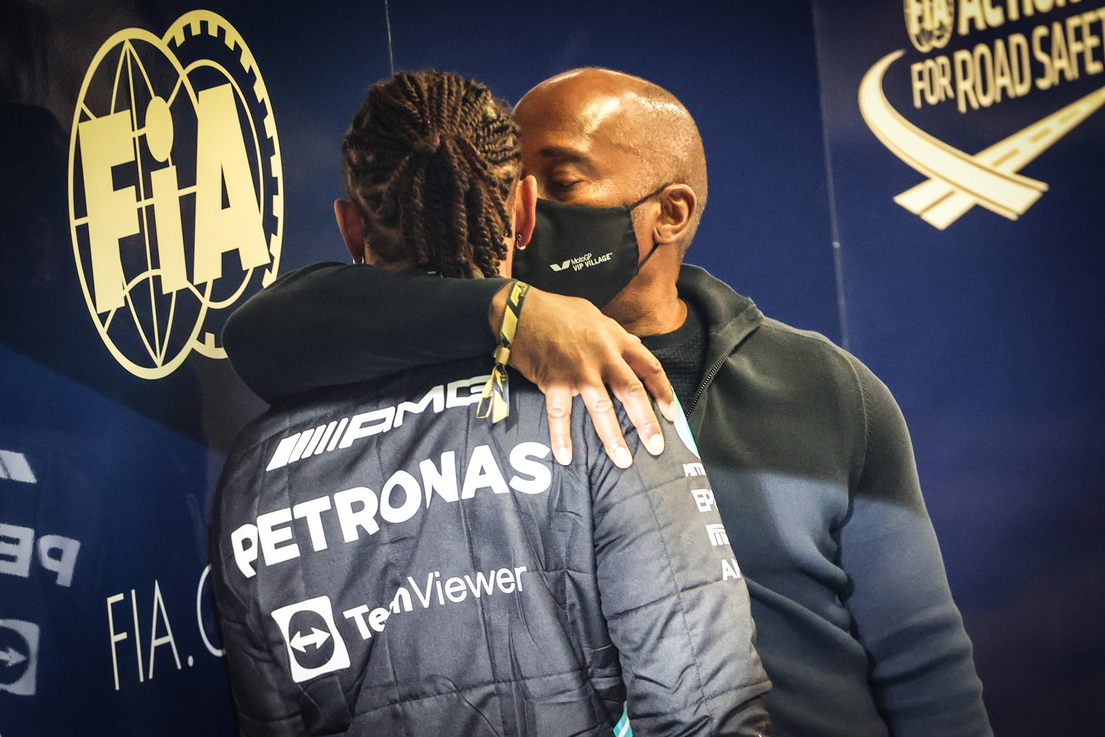 Hamilton consoled by father Anthony after race in Abu Dhabi