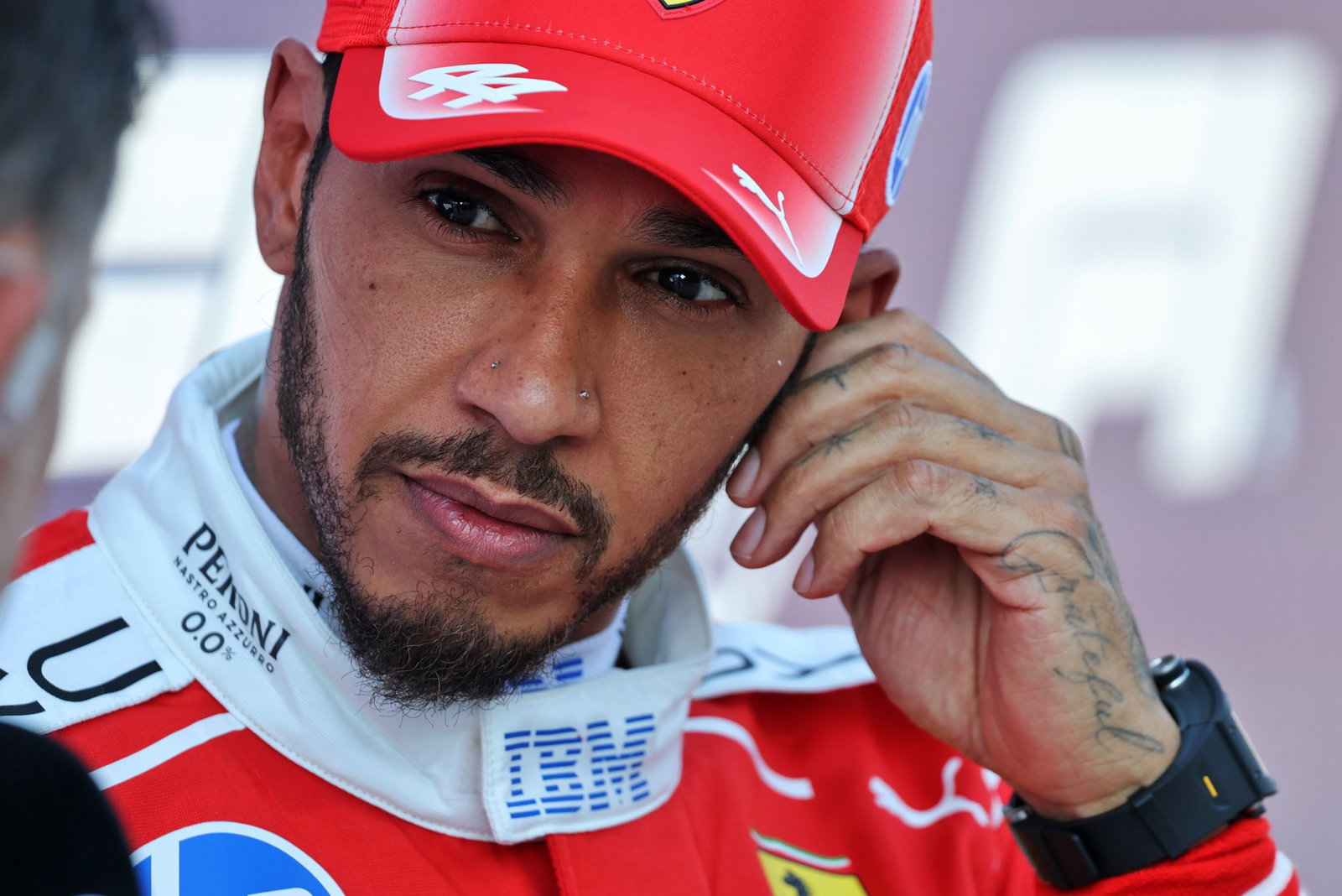 Hamilton dice que Ferrari tiene trabajo que hacer para alcanzar a Mercedes 