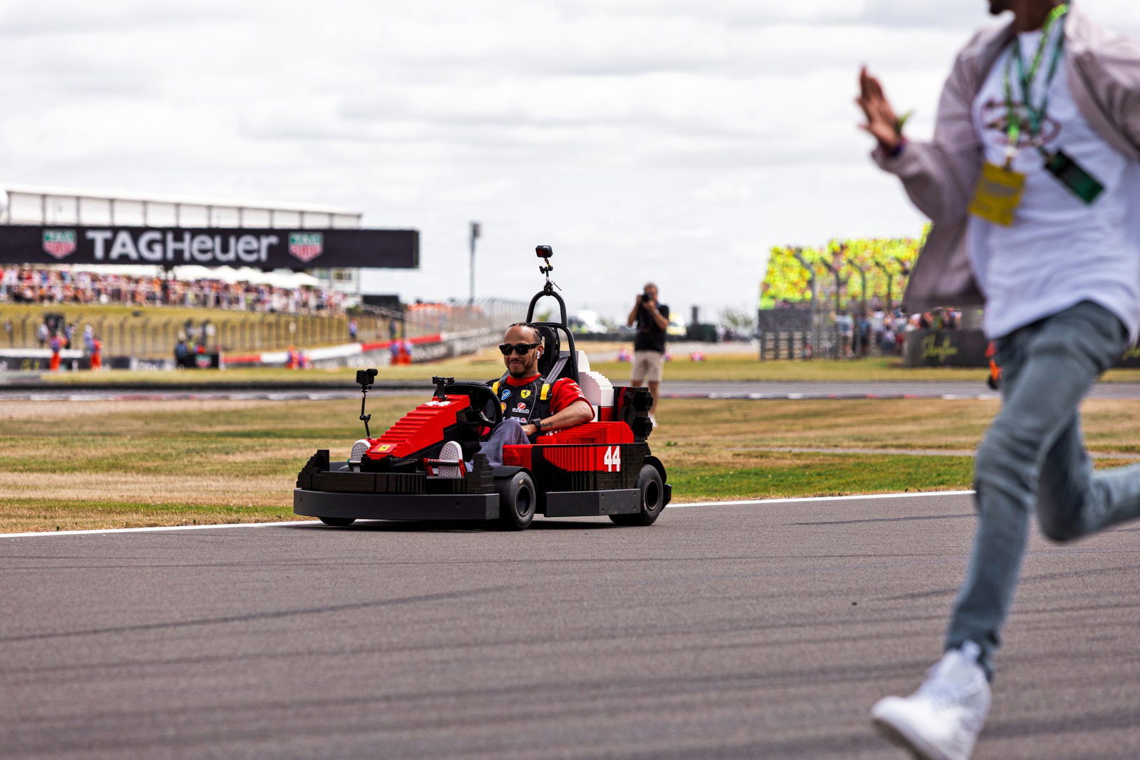 Lewis Hamilton drive a lego car