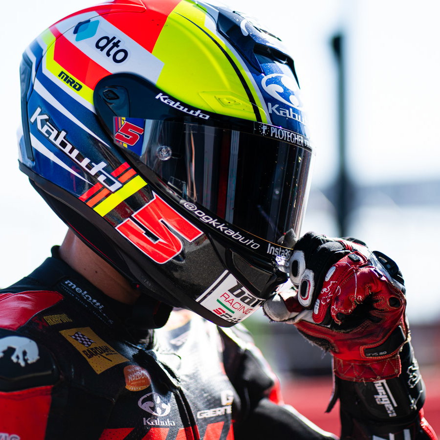 Yari Montella, 2026 UK WorldSBK, entering pit box. Credit: Tony Goldsmith.