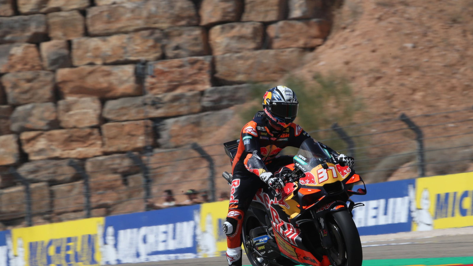 Pedro Acosta lost a part of his bike as a result of a mistake he made on the grid for the Aragon Sprint.