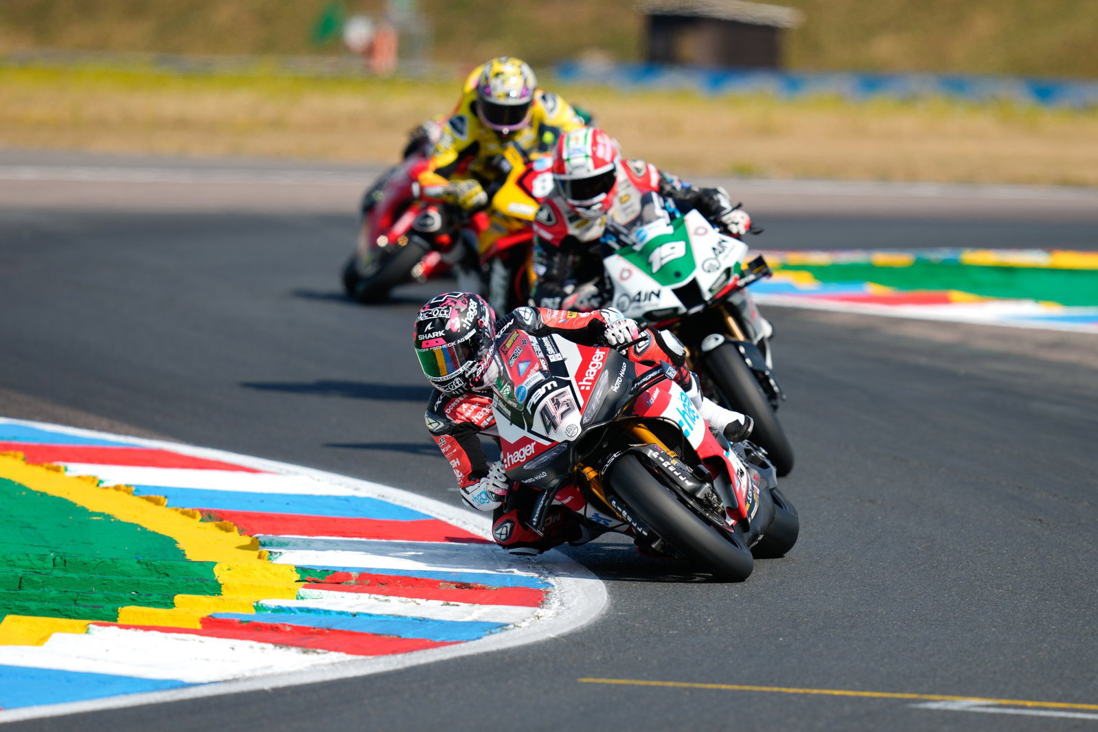 Scott Redding leads Joe Talbot, 2026 Thruxton BSB. Credit: Ian Hopgood Photography.